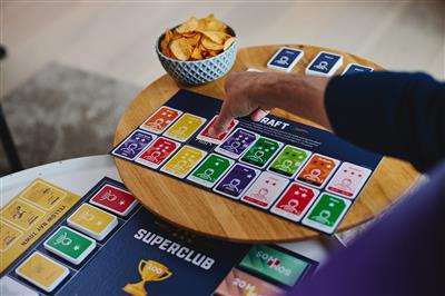 Superclub: El juego de mesa de mánager de fútbol (en inglés)